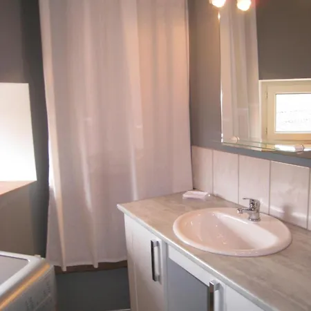 De La Petite Croix Blanche アパート レ・リセ