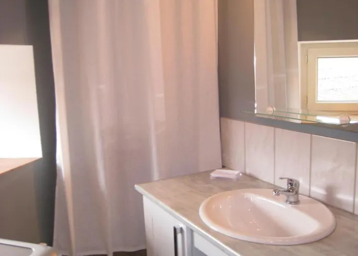 De La Petite Croix Blanche アパート レ・リセ